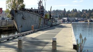 Tàu ‘chiến tranh graffiti’ ở Seattle có thể tiêu tốn từ 600.000 đến 800.000 đô la để di dời