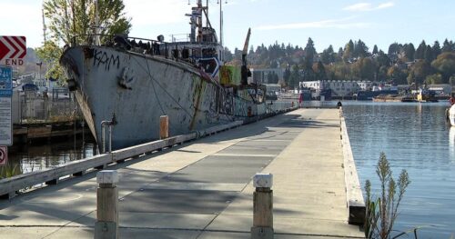 Tàu ‘chiến tranh graffiti’ ở Seattle có thể tiêu tốn từ 600.000 đến 800.000 đô la để di dời