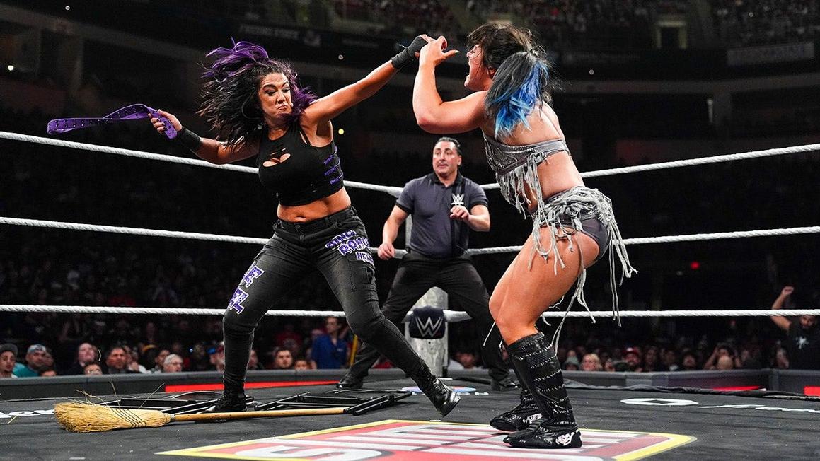 Bayley và Lyra Valkyria tranh giải Trận Đấu Nữ Của Năm của WWE