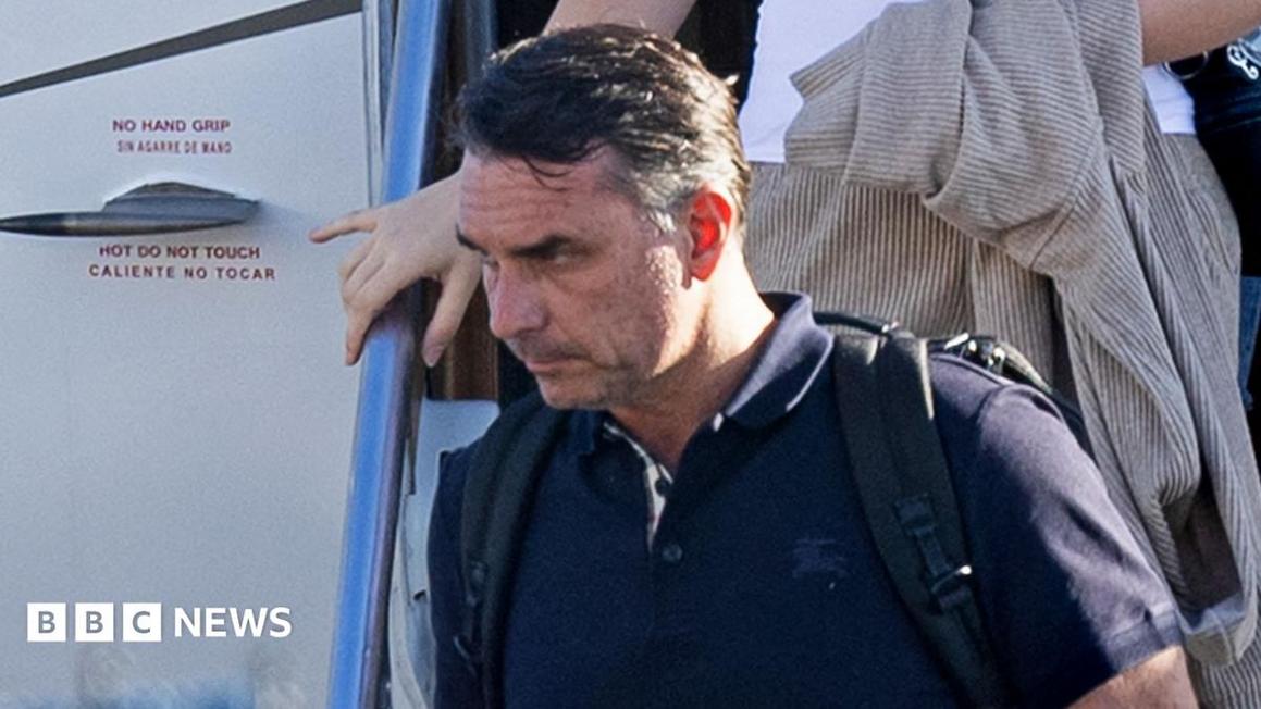 Flávio Bolsonaro tự xưng là &#8220;lãnh đạo Brazil&#8221; sau khi thua bầu cử