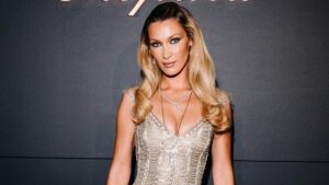 Siêu mẫu Bella Hadid mừng sinh nhật lần thứ 30 với bikini tùy chỉnh và bốt cao bồi