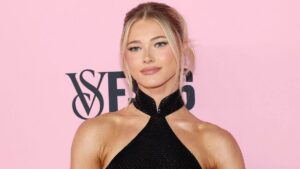 Bạn gái của Tight End BYU trên khán đài xem anh ghi bàn quyết định, trước khi dự Thảm đỏ Victoria’s Secret