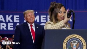 Rapper Nikki Minaj Gia Nhập Sân Khấu Cùng Tổng Thống Donald Trump Tại Michigan