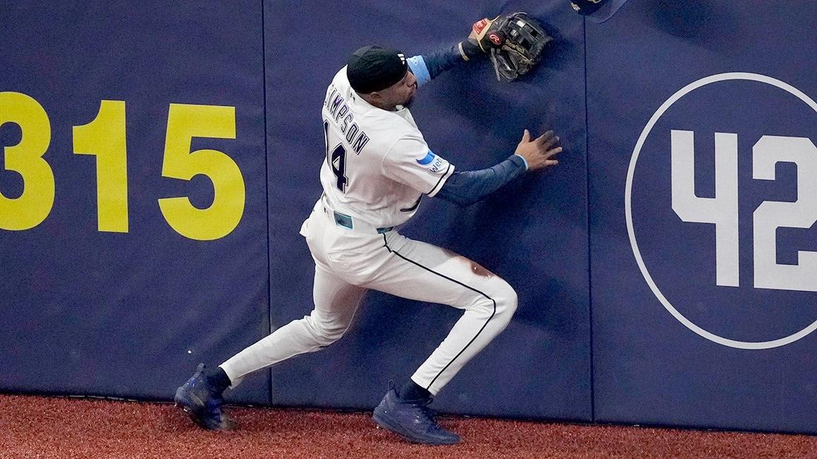 Vận động viên bóng chày Tampa Bay Rays va vào tường khi bắt bóng xuất thần ở World Series