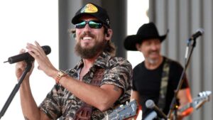 Ngôi sao nhạc đồng quê Chris Janson kể về chuyến săn nai sừng tấm gian nan ở Colorado