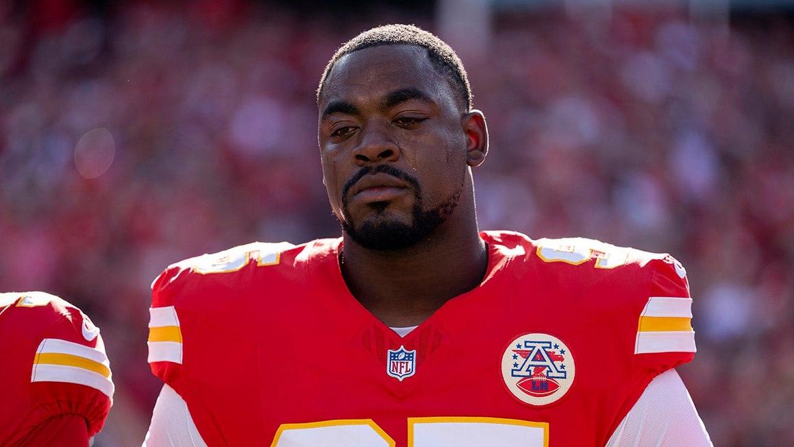 Chris Jones, ngôi sao phòng ngự của Chiefs, bị bắt gặp tranh cãi với ban huấn luyện trên đường biên