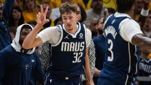 Ngôi sao Mavericks Cooper Flagg rời sân sau pha phạm lỗi nặng dẫn đến xô xát với Pacers