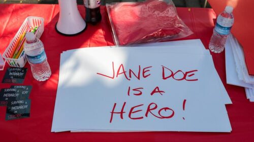 Phán Quyết Vụ Kiện Của Jane Doe: Nguyên Đơn Được Giữ Bí Danh