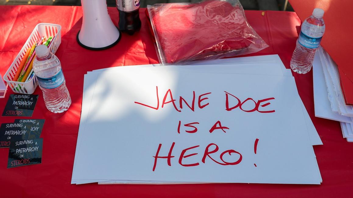 Phán Quyết Vụ Kiện Của Jane Doe: Nguyên Đơn Được Giữ Bí Danh
