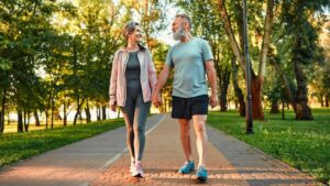 Bác sĩ về tuổi thọ chia sẻ 10 bí quyết để sống khỏe mạnh hơn