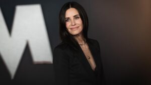 Courteney Cox khoe dáng chuẩn trên bãi biển Hawaii