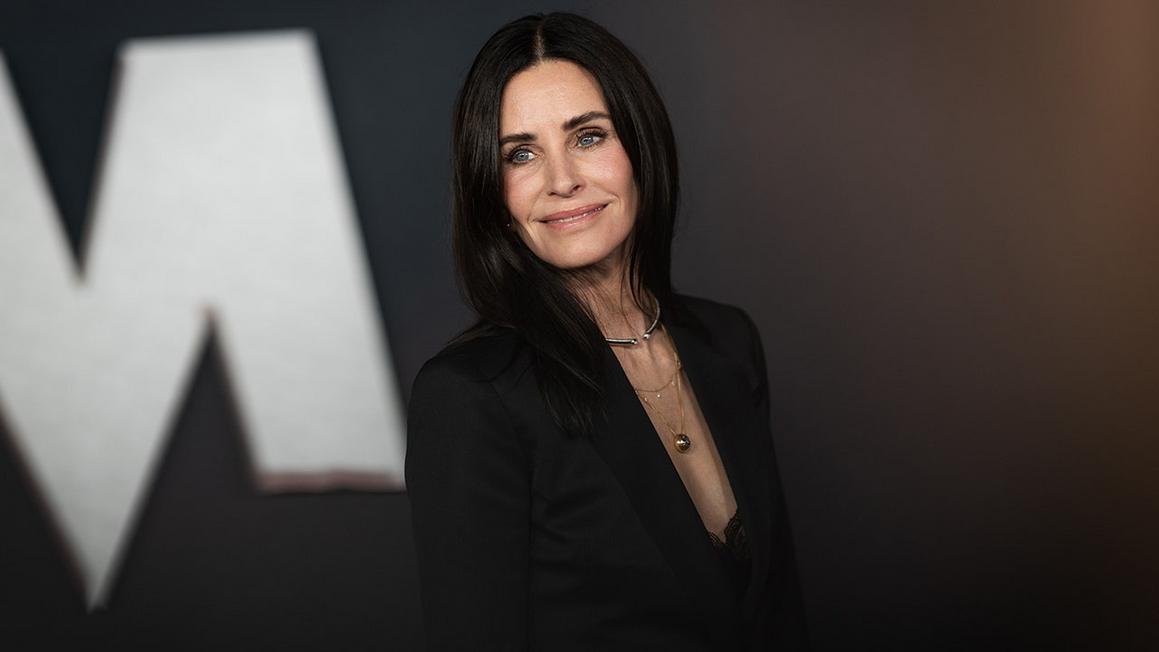 Courteney Cox khoe dáng chuẩn trên bãi biển Hawaii