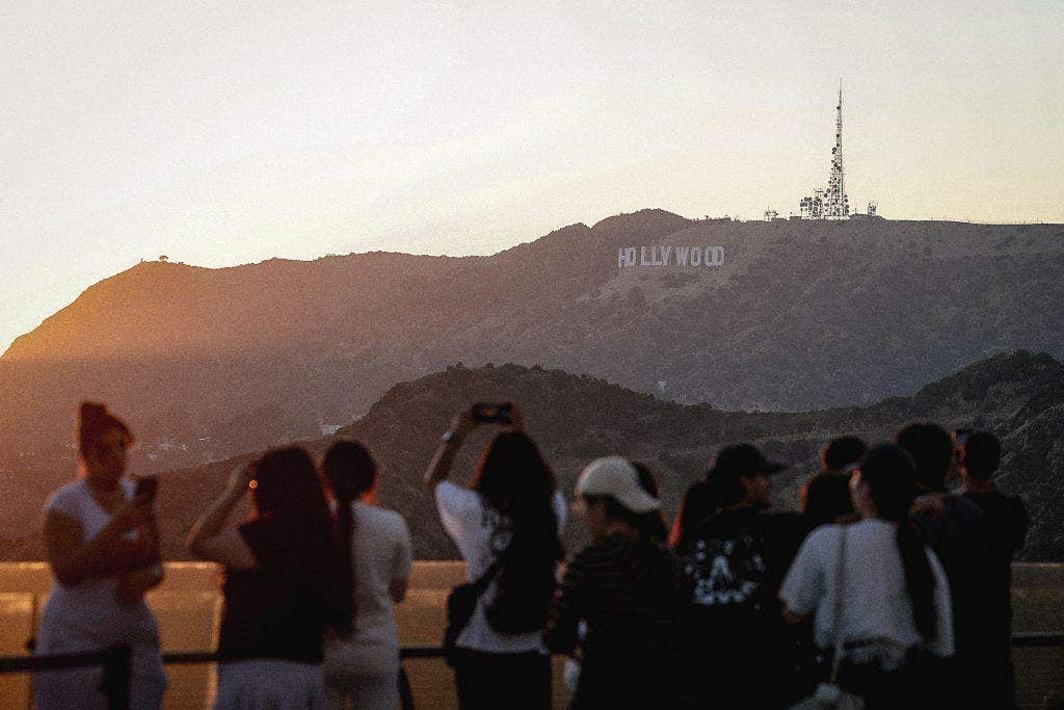 Cư dân Los Angeles mệt mỏi vì du khách và người bán hàng rong gần Biểu tượng Hollywood