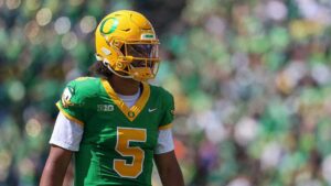 Quý tử Oregon Ducks: Tiền vệ Dante Moore sẽ nghỉ thi đấu hết mùa vì chấn động