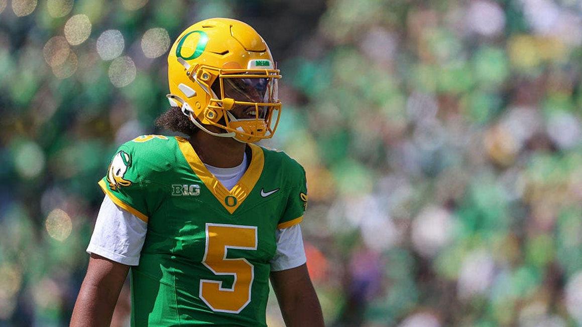 Quý tử Oregon Ducks: Tiền vệ Dante Moore sẽ nghỉ thi đấu hết mùa vì chấn động