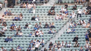 Sân Dodger Stadium vắng vẻ trong trận đấu playoff quan trọng