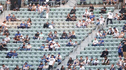 Sân Dodger Stadium vắng vẻ trong trận đấu playoff quan trọng