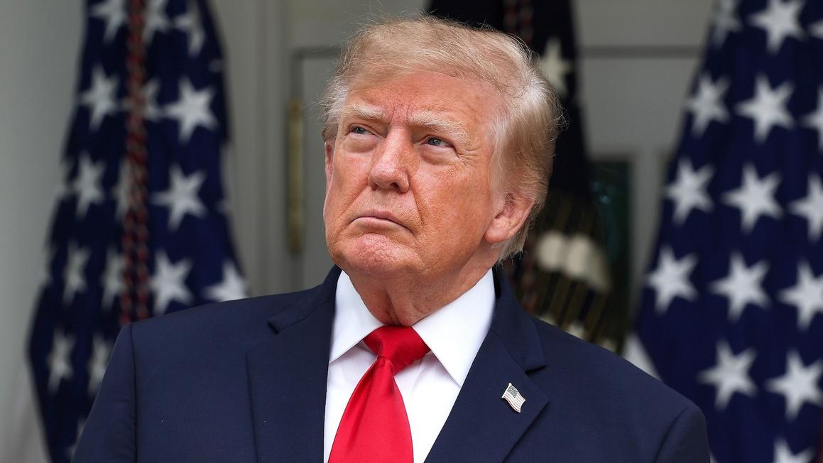 9 cựu đặc vụ FBI điều tra vụ tài liệu mật của Tổng Thống Trump kiện đòi việc làm