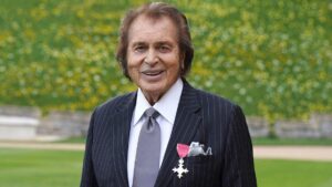 Ca sĩ Engelbert Humperdinck kể chuyện từng trói y tá tại nhà thương lao
