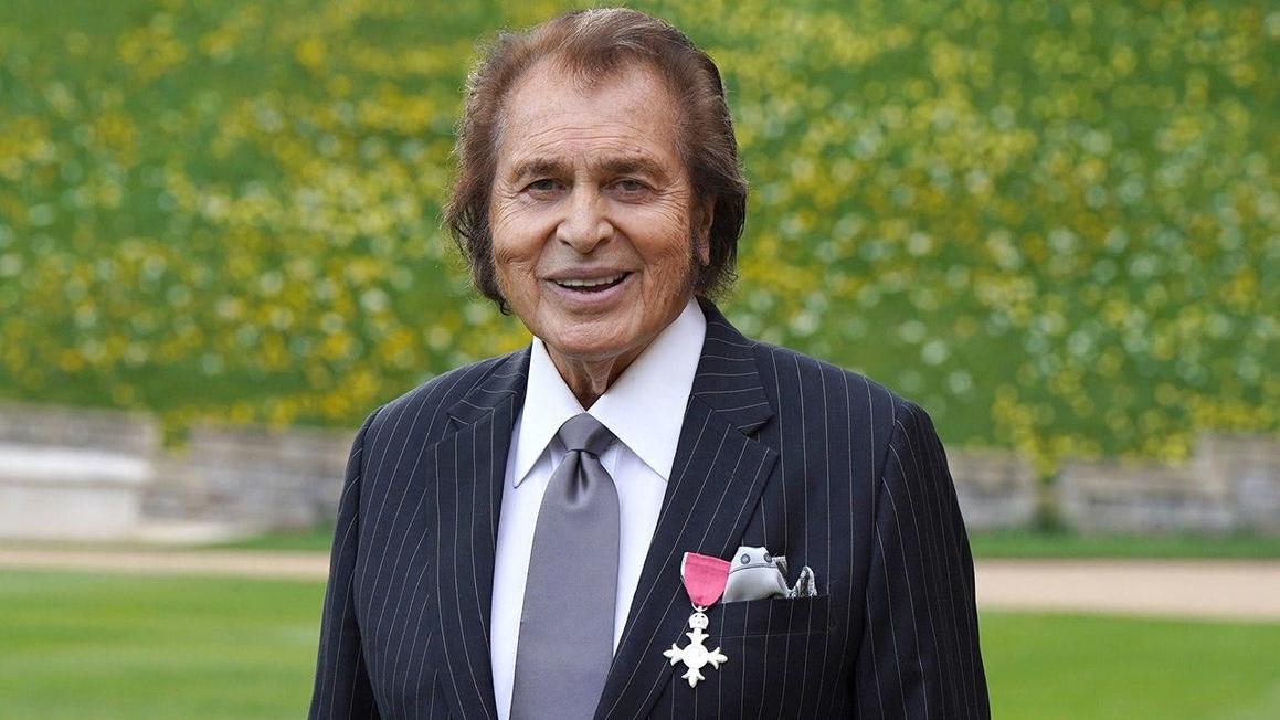Ca sĩ Engelbert Humperdinck kể chuyện từng trói y tá tại nhà thương lao