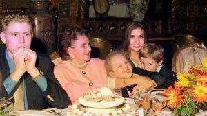 Ivanka Trump chia sẻ khoảnh khắc gia đình đặc biệt kỷ niệm 100 tuổi của bà ngoại