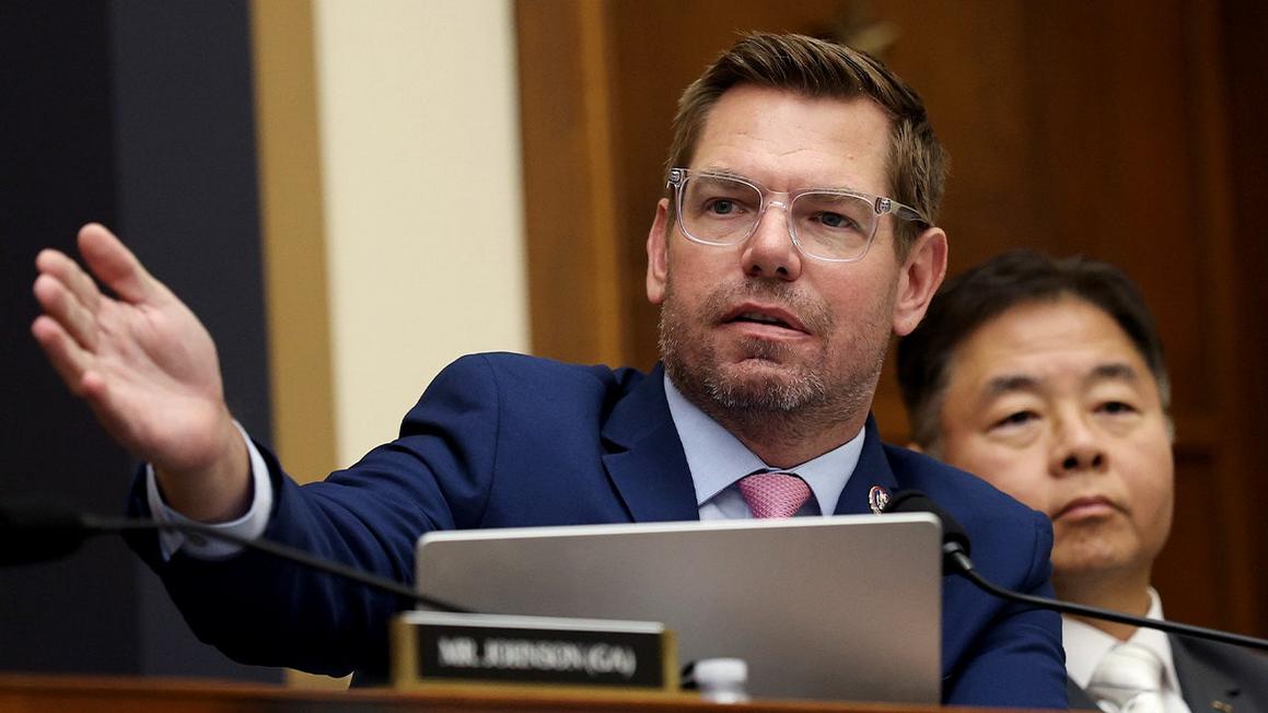 FBI khám nhà cựu dân biểu Eric Swalwell ở Beverly Hills