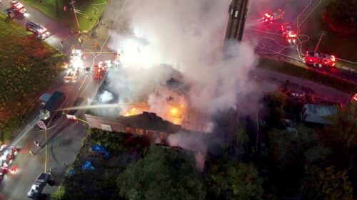 Lính cứu hỏa New York Cứu Nhà Thờ Lịch Sử ‘Bố Già’ Khỏi Đám Cháy Kho Hàng