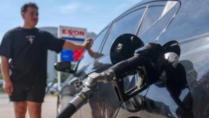 Giá xăng lập kỷ lục số ngày trên 4 đô la/gallon trong năm