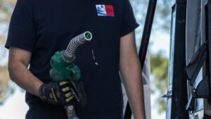 Giá xăng khó giảm xuống dưới 4 đô la/gallon trước kỳ bầu cử giữa nhiệm kỳ, theo các chuyên gia