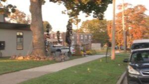 Tranh cãi về vật trang trí Halloween hình thi thể treo cây ở Bucks County