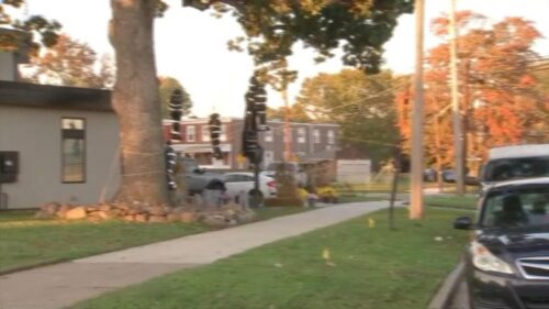 Tranh cãi về vật trang trí Halloween hình thi thể treo cây ở Bucks County