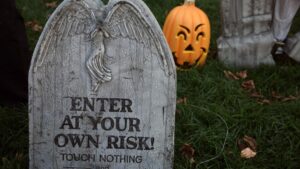 NAACP yêu cầu gỡ bỏ trang trí Halloween hình thi thể giả tại một nhà dân ở Pennsylvania