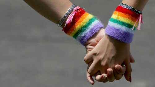 Huấn luyện viên ‘coming out’ thu phí hàng trăm đô la cho phụ nữ chuyển giới diện LGBTQ+ khi về già