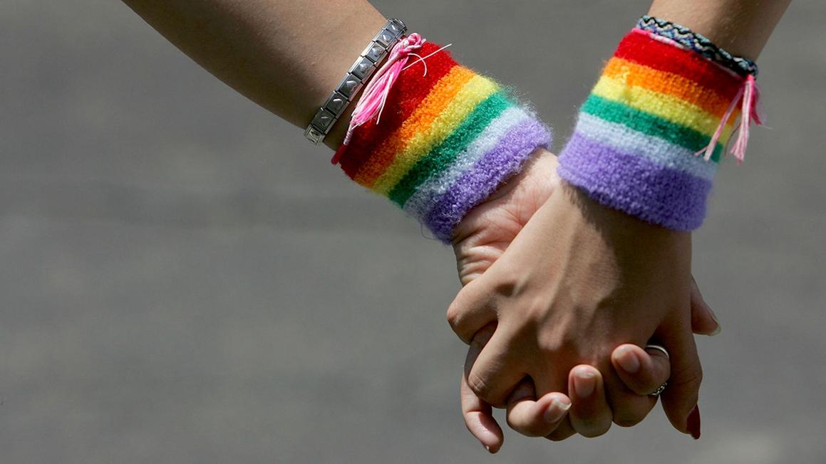 Huấn luyện viên &#8216;coming out&#8217; thu phí hàng trăm đô la cho phụ nữ chuyển giới diện LGBTQ+ khi về già