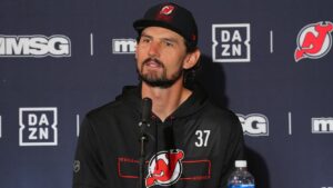 Thủ môn Vô địch Thế giới Connor Hellebuyck Chia sẻ Về Sự Khác Biệt Giữa Thi Đấu Hockey Tại Hoa Kỳ và Canada