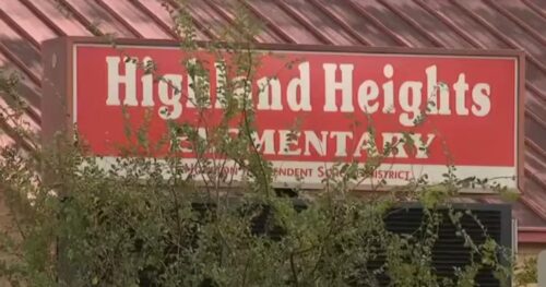 Phụ huynh phản ánh trường học ở Houston thiếu nước sạch và điều hòa