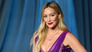 Hilary Duff khoe dáng trong bộ áo tắm màu vàng khi đi nghỉ cùng bạn bè, drama “nhóm mẹ độc hại” lại nổi lên