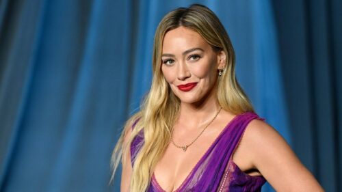 Hilary Duff khoe dáng trong bộ áo tắm màu vàng khi đi nghỉ cùng bạn bè, drama “nhóm mẹ độc hại” lại nổi lên