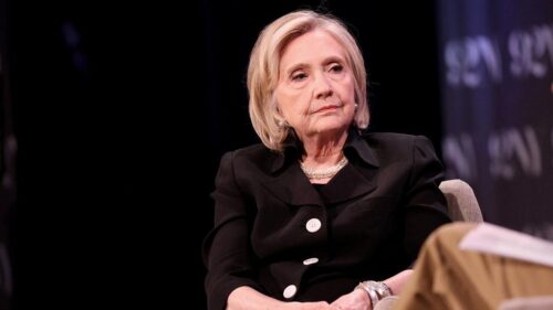Bà Hillary Clinton thừa nhận việc tiếp tục tranh cử khi bị viêm phổi là ‘sai lầm’