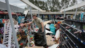 Bão Isaias: Hình ảnh cho thấy sự tàn phá nặng nề sau bão ở Florida