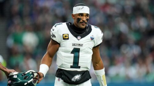 Huấn luyện viên đội Eagles bảo vệ cách xử lý chẩn đoán máu đông của Jalen Hurts