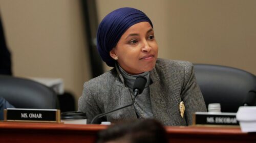 Trump muốn truất quyền dân biểu Ilhan Omar đối mặt thử thách lịch sử tại Tối Cao Pháp Viện, nhưng chuyên gia pháp lý thấy có những khúc mắc chưa từng có