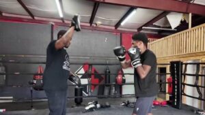 Sau làn sóng bạo lực thanh thiếu niên, một phòng tập boxing ở Houston khởi động chương trình miễn phí