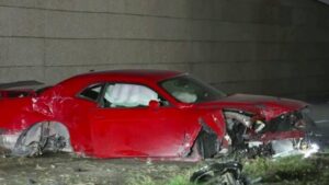 Nam thanh niên bỏ trốn sau khi xe Dodge Challenger đâm vào cột đèn tín hiệu giao thông ở Tây Nam Houston