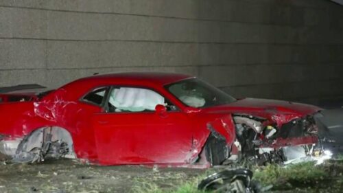Nam thanh niên bỏ trốn sau khi xe Dodge Challenger đâm vào cột đèn tín hiệu giao thông ở Tây Nam Houston