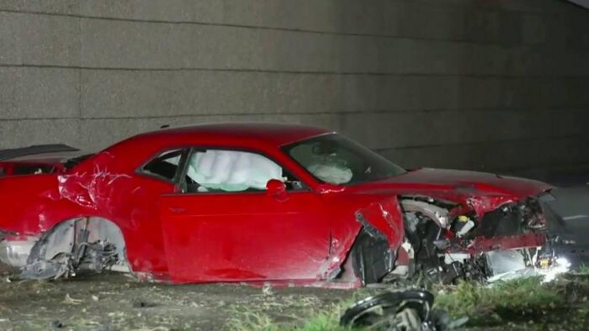 Nam thanh niên bỏ trốn sau khi xe Dodge Challenger đâm vào cột đèn tín hiệu giao thông ở Tây Nam Houston