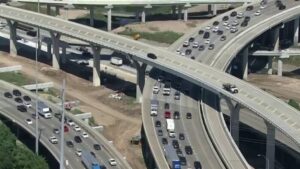 Việc đóng cửa đường nối I-10 HOV khiến người đi xe buýt METRO phải đi đường vòng, có thể làm tăng thời gian di chuyển