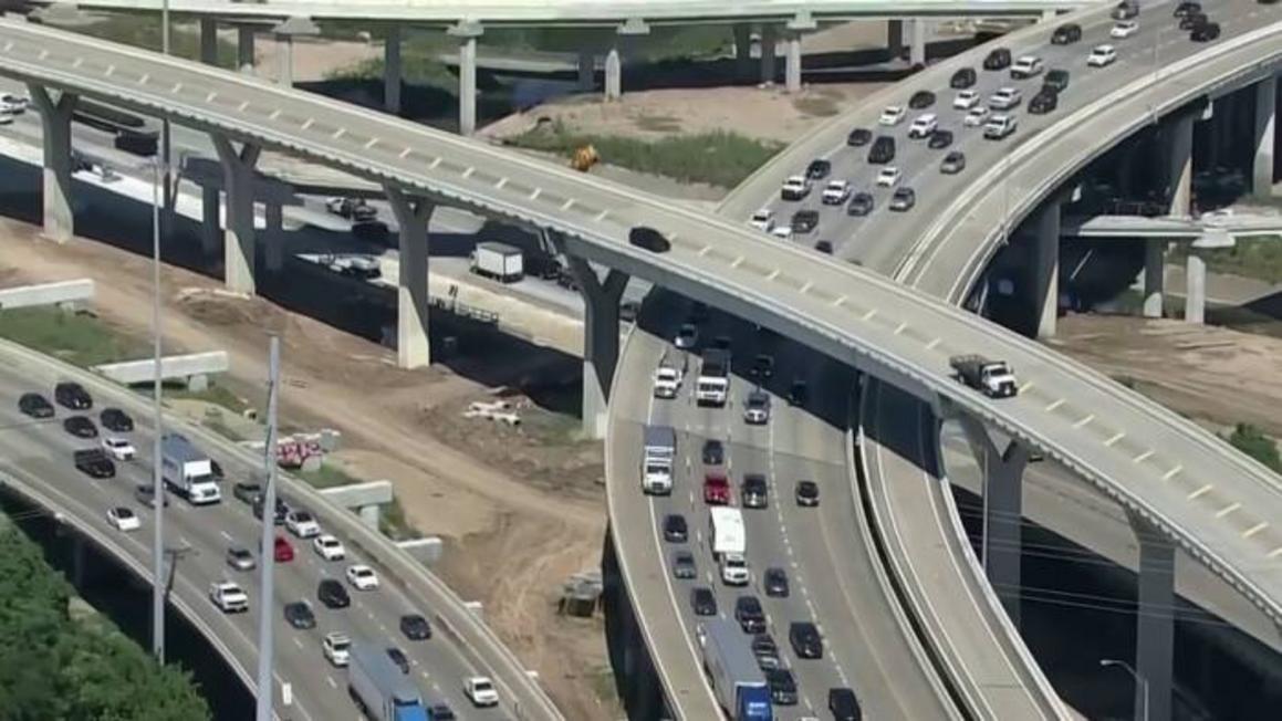 Việc đóng cửa đường nối I-10 HOV khiến người đi xe buýt METRO phải đi đường vòng, có thể làm tăng thời gian di chuyển