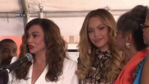 Beyoncé, Kelly Rowland và Tina Knowles mừng khai trương cơ sở nhà ở mới cho người vô gia cư tại Houston