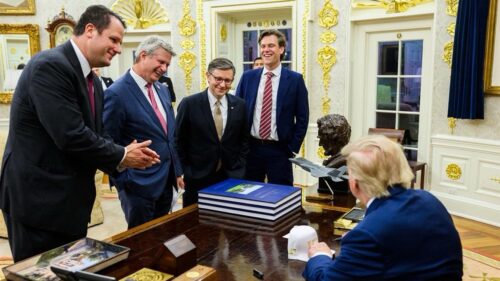 Người Thầm Lặng Của Tổng Thống Trump Trên Đồi Capitol Tiết Lộ Bí Mật Đàm Phán Khi Rời Nhiệm Sở
